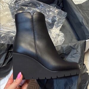 LA CANADIENNE - Black Leather Wedge Bootie